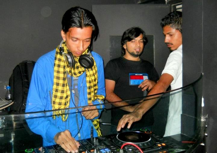 DJ Devmani playing live at zinc, Mumbai